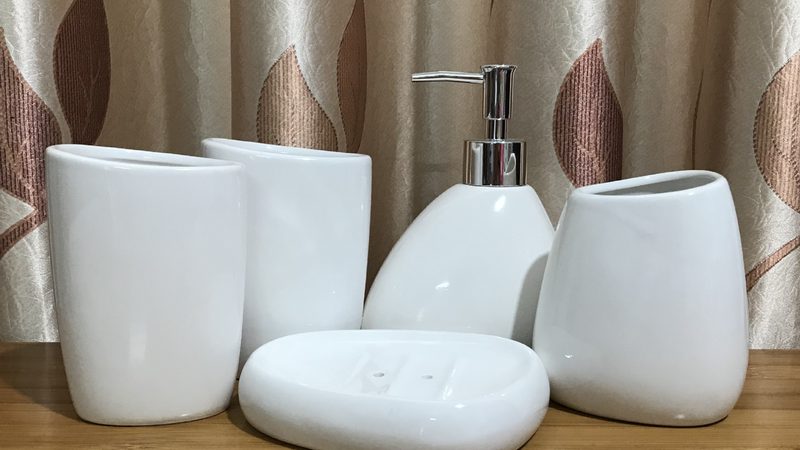 蹲便器材质对比：陶瓷与塑料性能深度解析